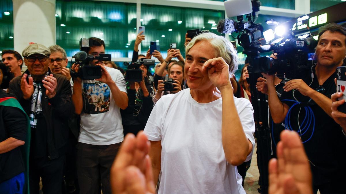 La exalcaldesa de Barcelona, Ada Colau, a su llegada al Aeropuerto Josep Tarradellas Barcelona-El Prat.