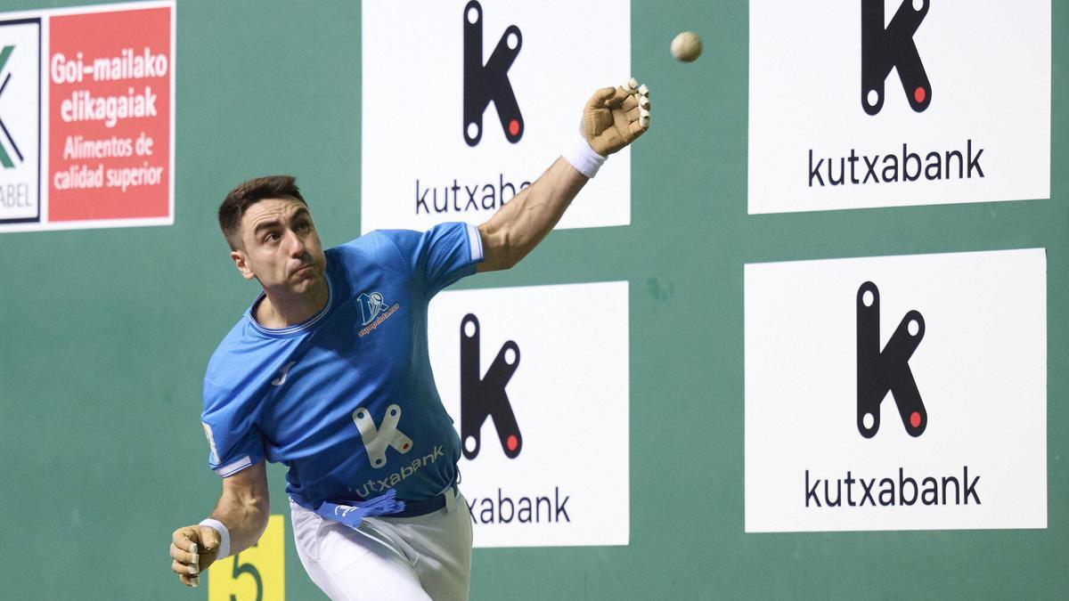 Peio Etxeberria entra de gancho en un partido anterior del Parejas.