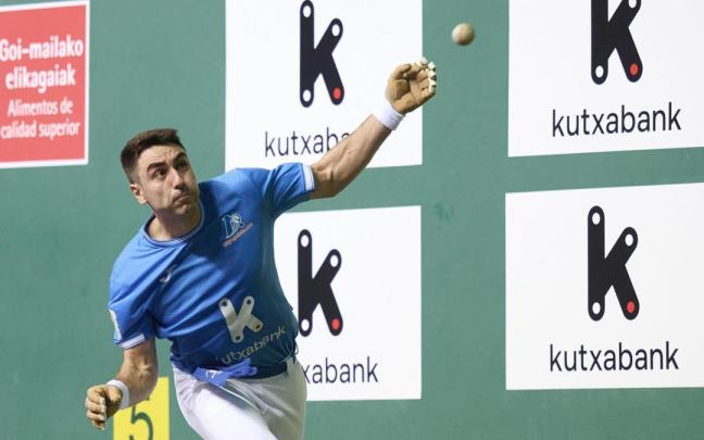 Peio Etxeberria entra de gancho en un partido anterior del Parejas.