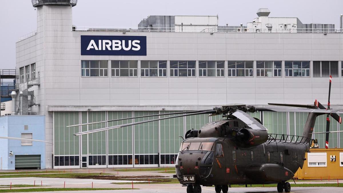 Un helicóptero aterriza ante una fábrica de Airbus en Alemania.