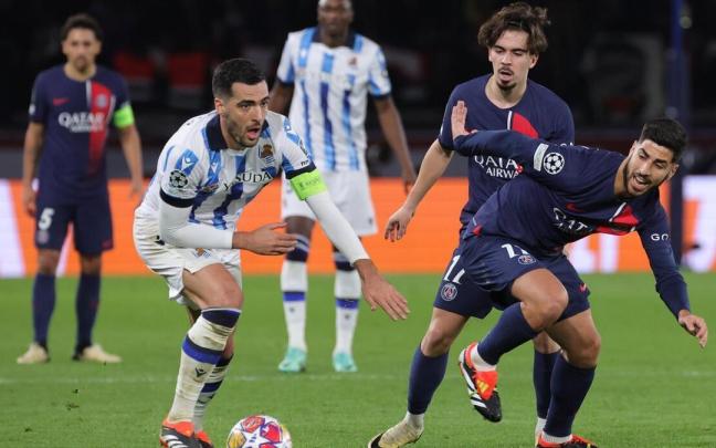 Mikel Merino disputa un balón durante el partido de ida de los octavos de final de la Champions. / EFE