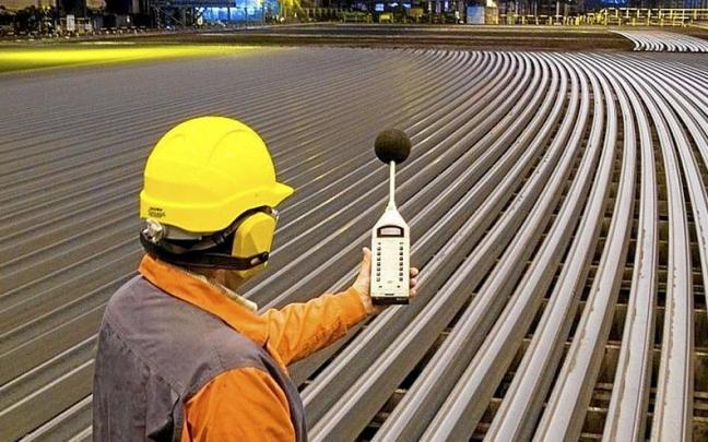 Un trabajador en una plantea de acería. Un trabajador en una plantea de acería.