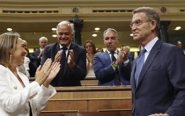 Cuca Gamarra (i) y el resto de diputados del PP aplauden a su líder Alberto Núñez Feijóo (d) a su llegada al Congreso.