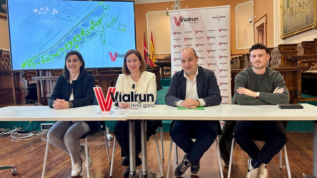 Nuria Alzaga, Cristina Laborda, Gorka Álvarez y Sergio Javier, esta mañana en el ayuntamiento de Irun.