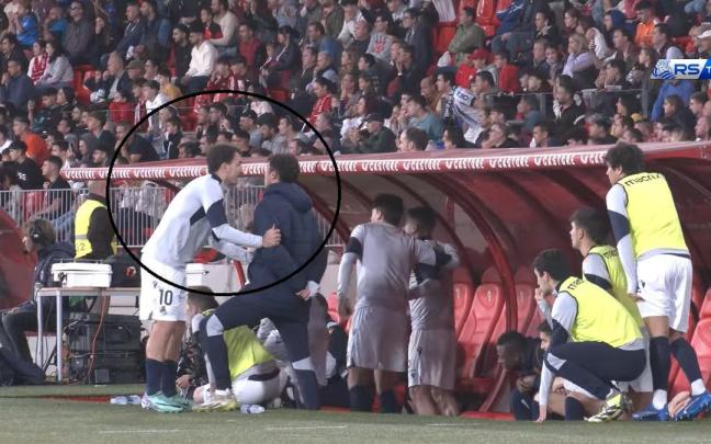 Oyarzabal, de espaldas al campo con Marrero, mientras el meta y todos sus compañeros del banquillo observan el lanzamiento de Carlos desde el punto de penalti. / REAL SOCIEDAD