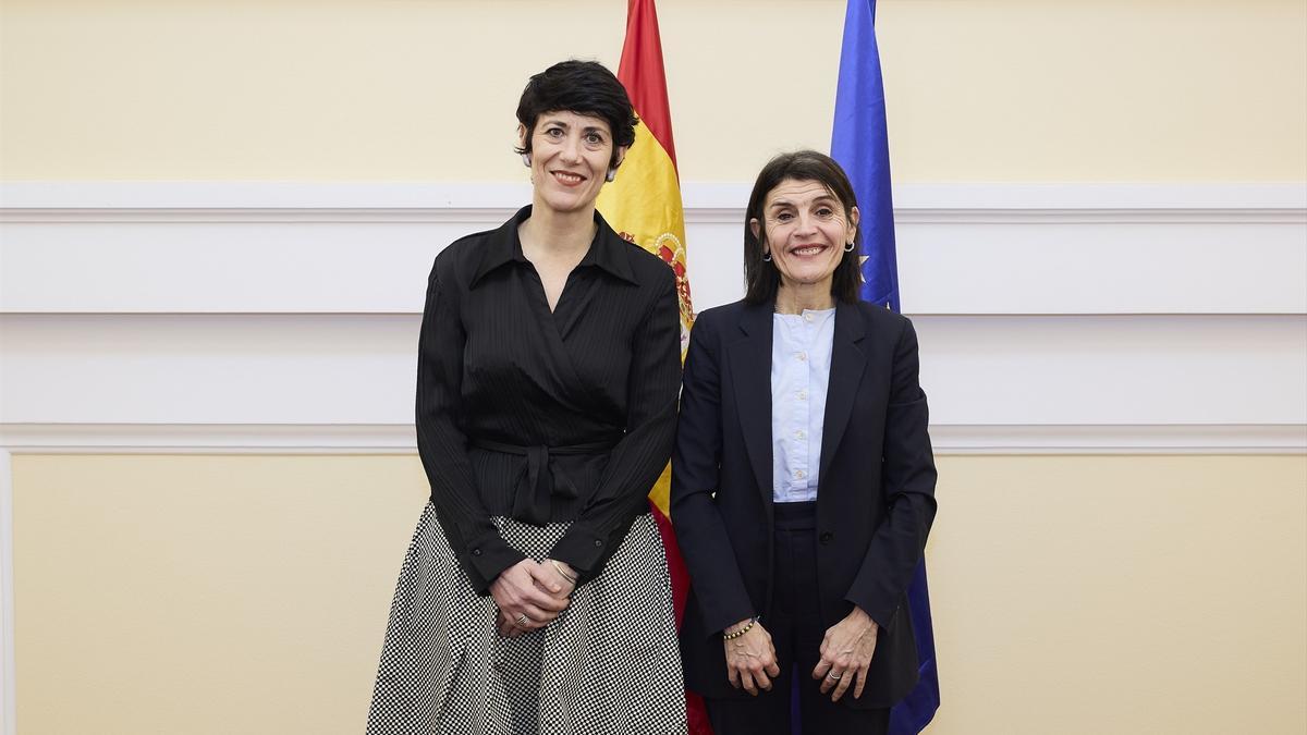 La consejera de Bienestar, Juventud y Reto Demográfico, Nerea Melgosa (dcha), y la ministra de Inclusión, Seguridad Social y Migraciones, Elma Saiz.