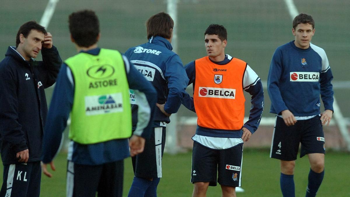 Fran Mérida, con peto naranja, en su primer entrenamiento con la Real en enero de 2008. / RUBEN PLAZA ETXABE