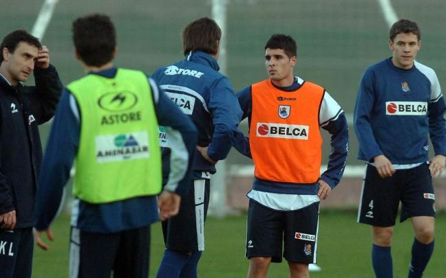 Fran Mérida, con peto naranja, en su primer entrenamiento con la Real en enero de 2008. / RUBEN PLAZA ETXABE