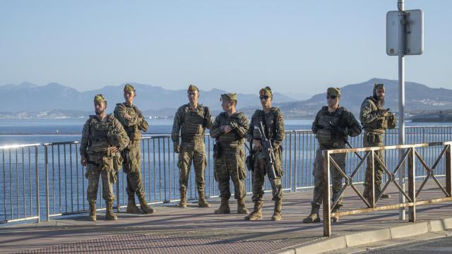 Militares patrullan las calles de Ceuta.