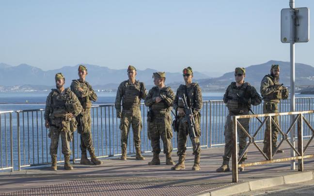 Militares patrullan las calles de Ceuta.