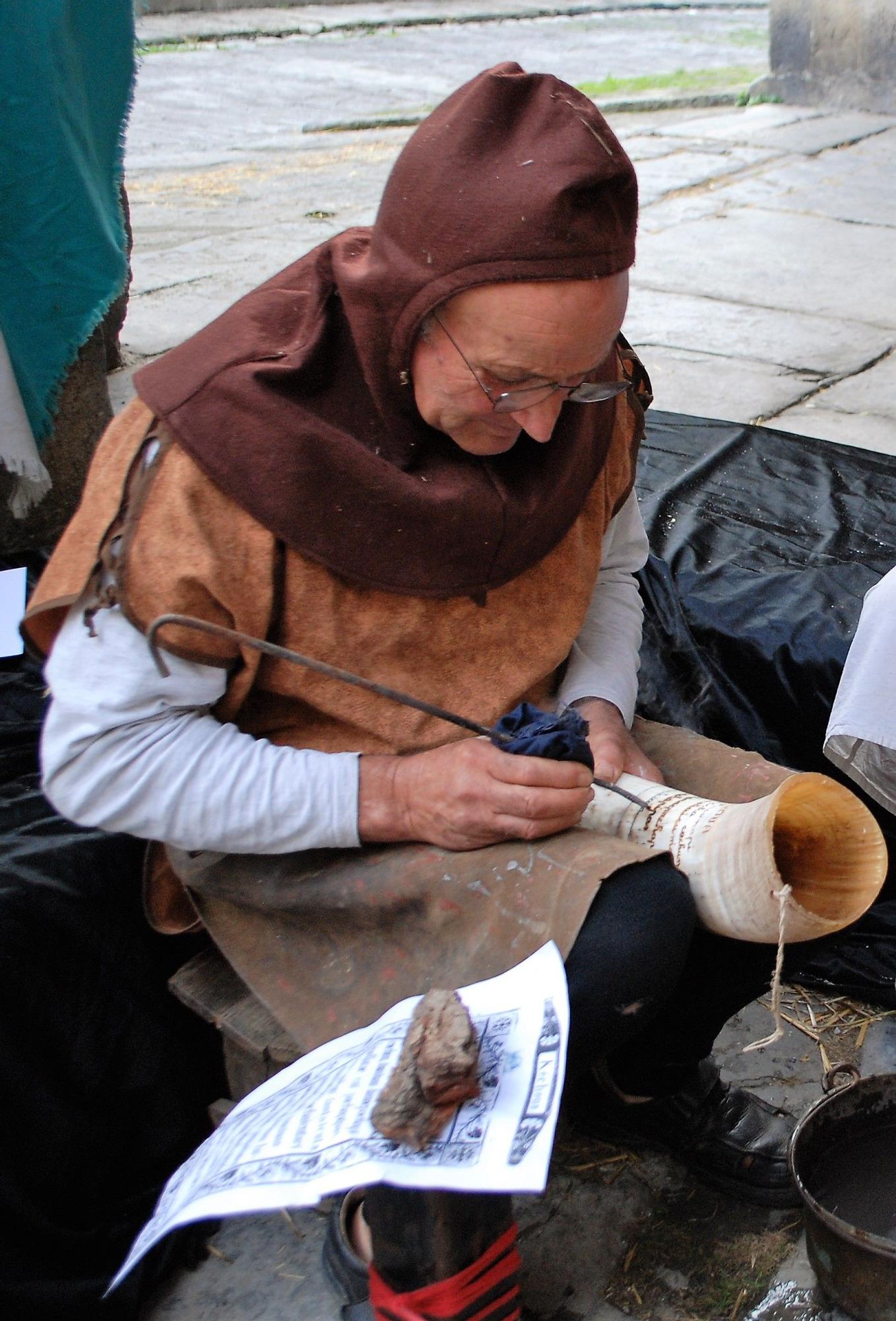Alaña trabajando en uno de los cuernos de la colección Gure Aita, en el mercado de antaño de Artziniega