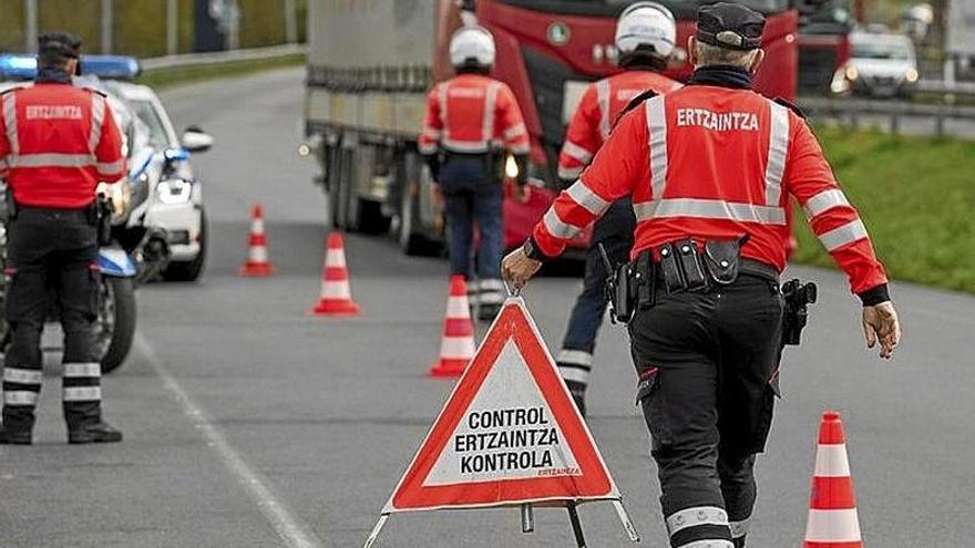 La Ertzaintza señaliza una carretera antes de un control.