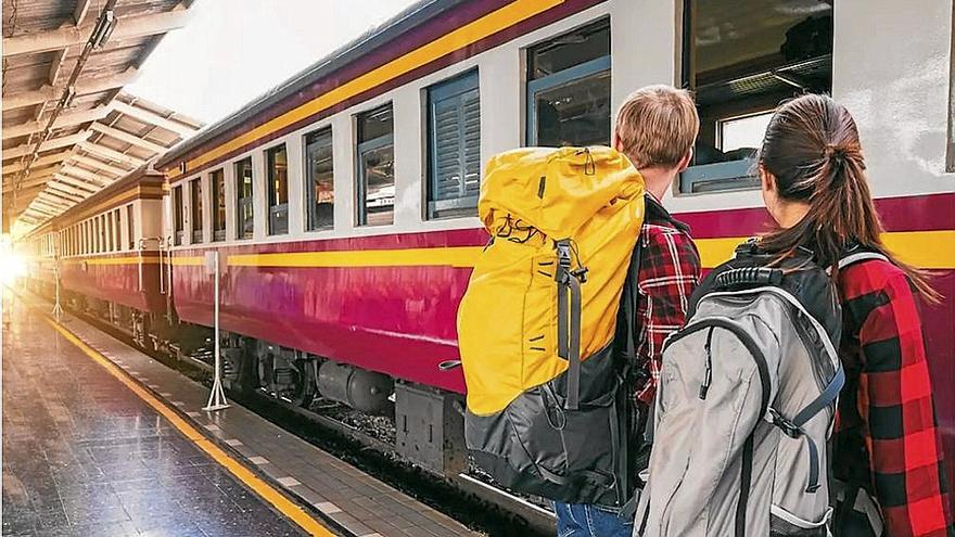 Una pareja de jóvenes se dispone a vivir su aventura en tren.