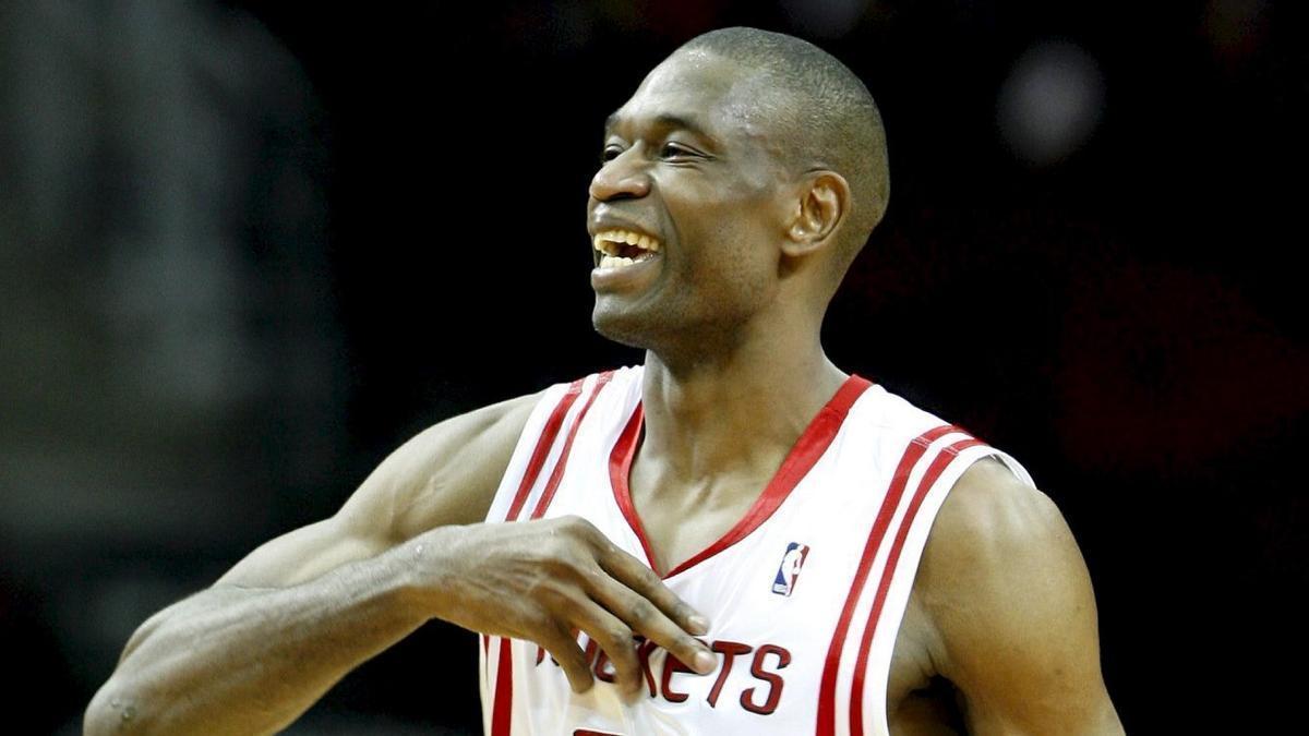 El exjugador de baloncesto Dikembe Mutombo, en su etapa con los Houston Rockets