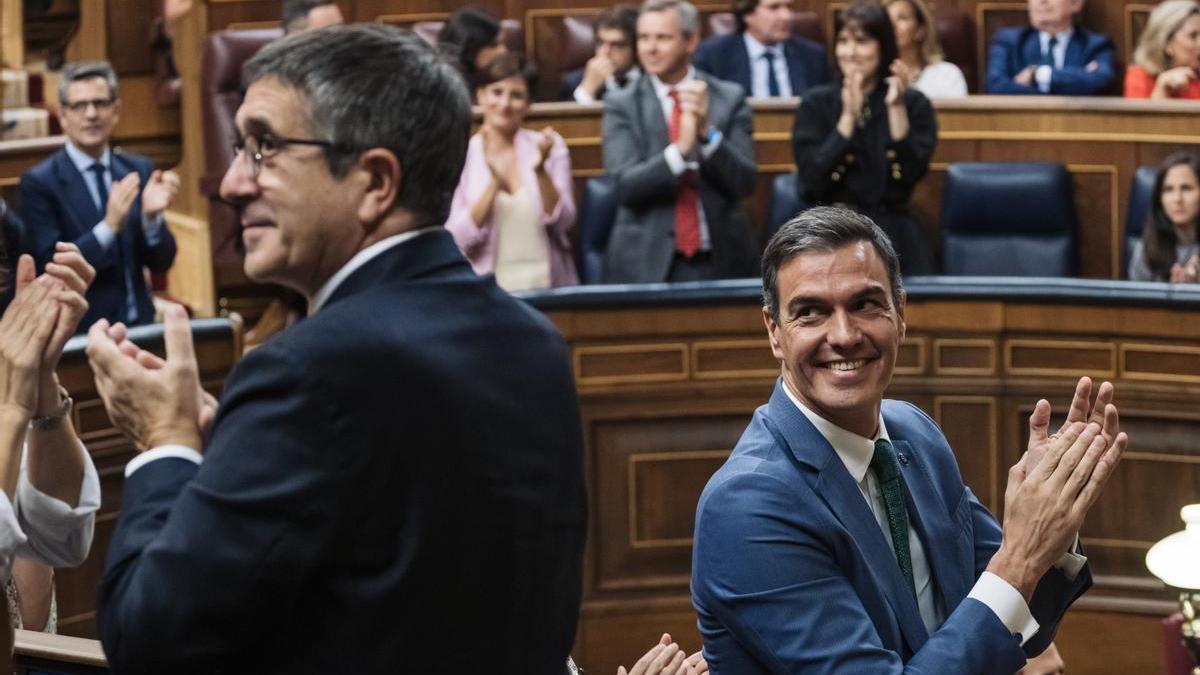 Pedro Sánchez junto a Patxi López durante la sesión de investidura de Feijóo.