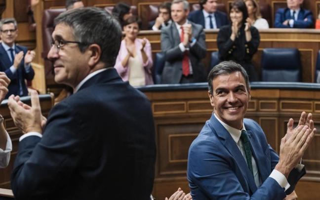 Pedro Sánchez junto a Patxi López durante la sesión de investidura de Feijóo.