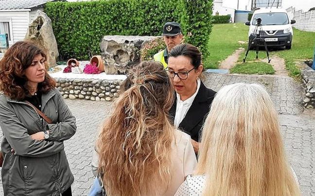 La subdelegada del Gobierno, Maica Larriba, acudió ayer a Oia. | FOTO: E. P.