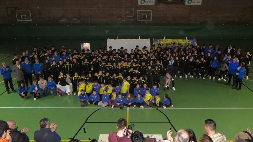 Foto de familia de Urola Eskubaloi Kluba, en la despedida a José Manuel Morán.