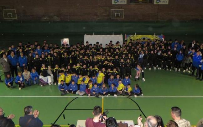Foto de familia de Urola Eskubaloi Kluba, en la despedida a José Manuel Morán.