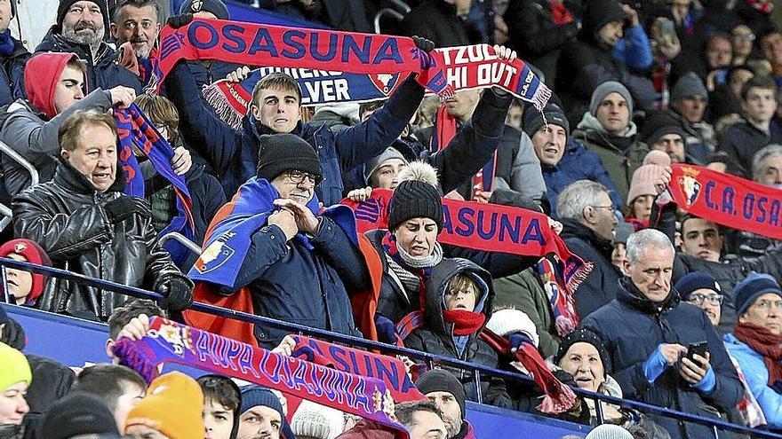 Aficionados de Osasuna en El Sadar, en el partido de ida de semifinales de la Copa.