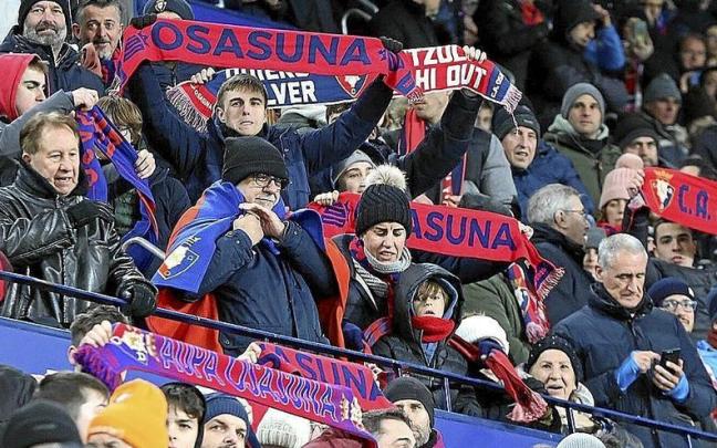 Aficionados de Osasuna en El Sadar, en el partido de ida de semifinales de la Copa. Aficionados de Osasuna en El Sadar, en el partido de ida de semifinales de la Copa.