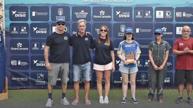 Saioa Huarte recibiendo el título de campeona en el Gran Canaria Surf No Limit