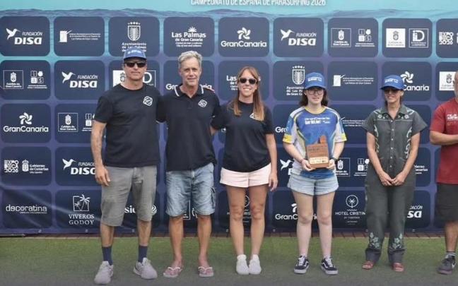 Saioa Huarte recibiendo el título de campeona en el Gran Canaria Surf No Limit
