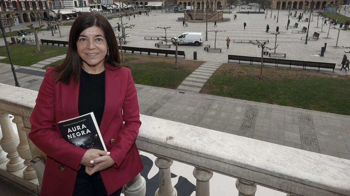 Marta Borruel, con su nueva novela, en la plaza del Castillo.