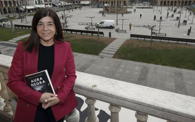 Marta Borruel, con su nueva novela, en la plaza del Castillo. Marta Borruel, con su nueva novela, en la plaza del Castillo.