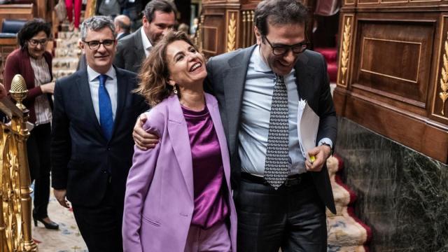 María Jesús Montero y Carlos Cuerpo abandonan el pleno del Congreso abrazados, una premonición del anuncio que realizó después Sánchez.