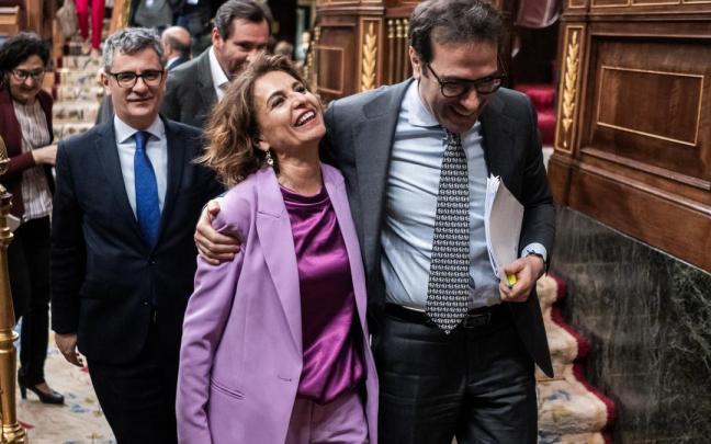 María Jesús Montero y Carlos Cuerpo abandonan el pleno del Congreso abrazados, una premonición del anuncio que realizó después Sánchez.