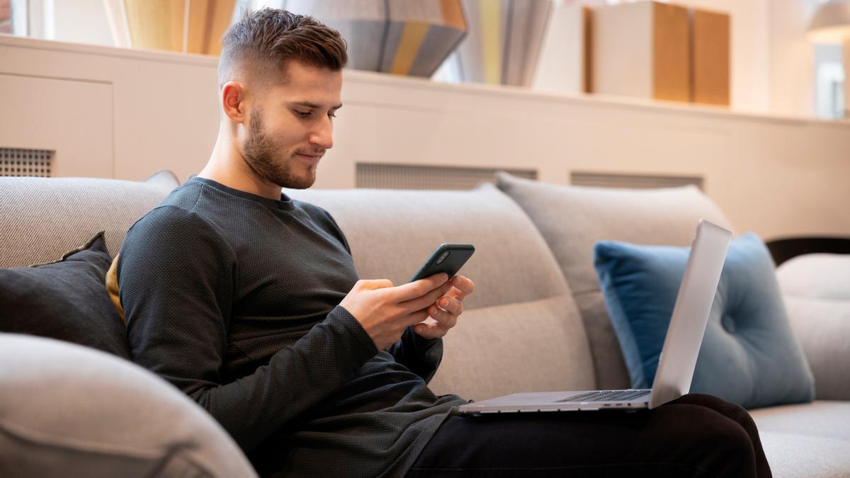Un hombre realiza una consulta en su móvil.