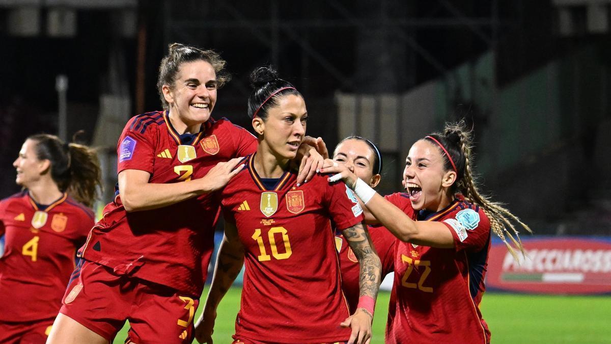 Jenni Hermoso y el resto de jugadoras celebran su gol ante Italia.