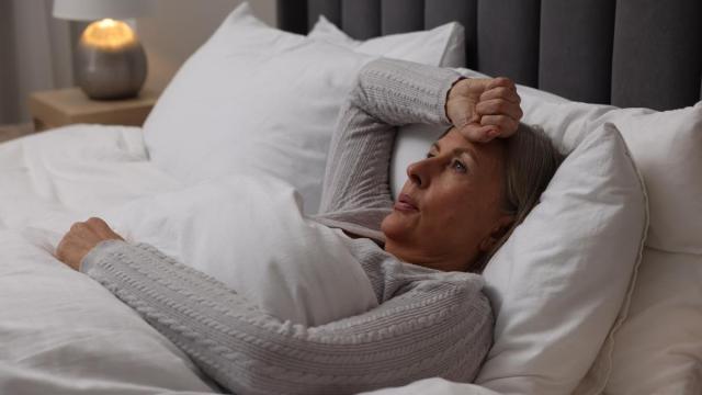 Mujer sufre de insomnio.