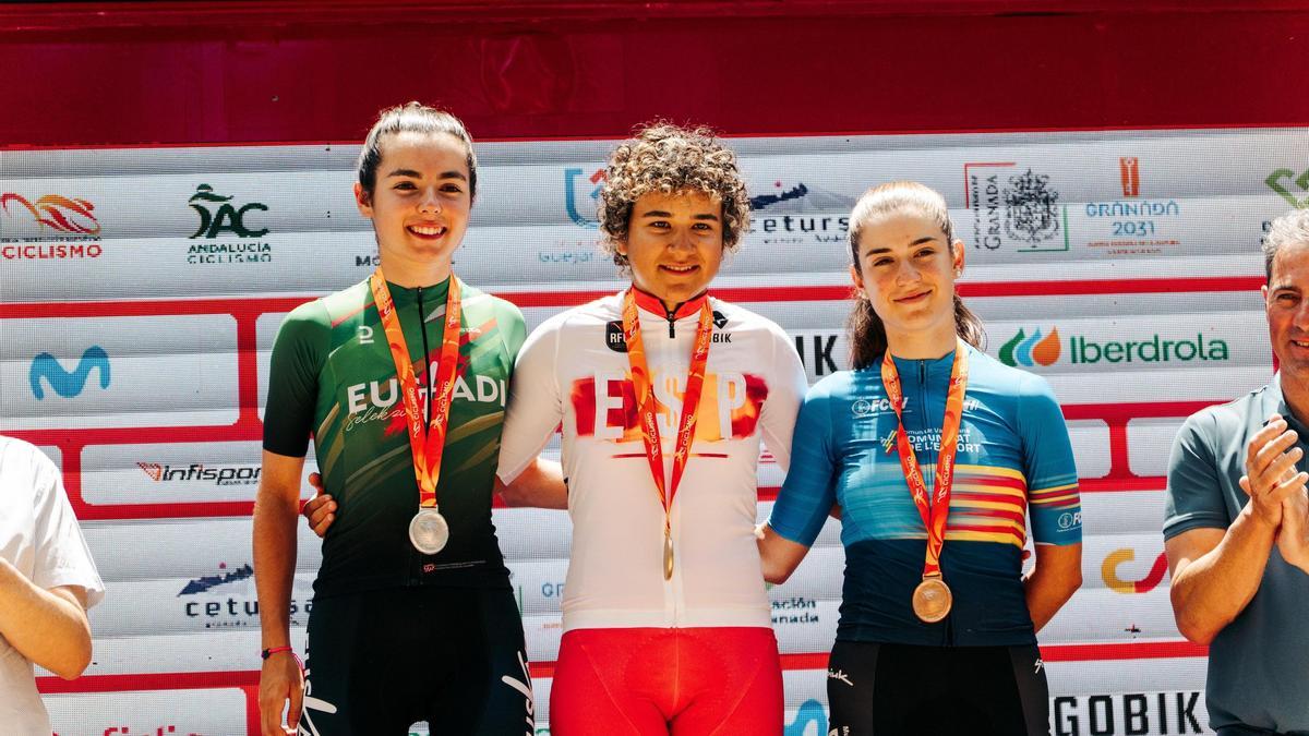 Podio final, con Paula Ostiz, campeona, e Irati Aranguren, segunda.