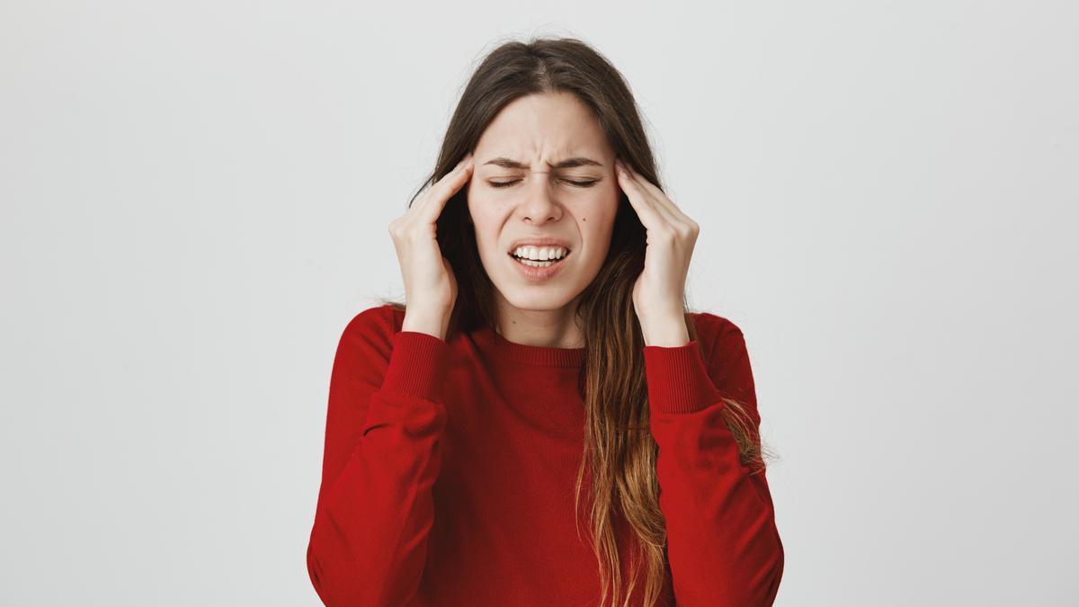 Mujer con dolor de cabeza.