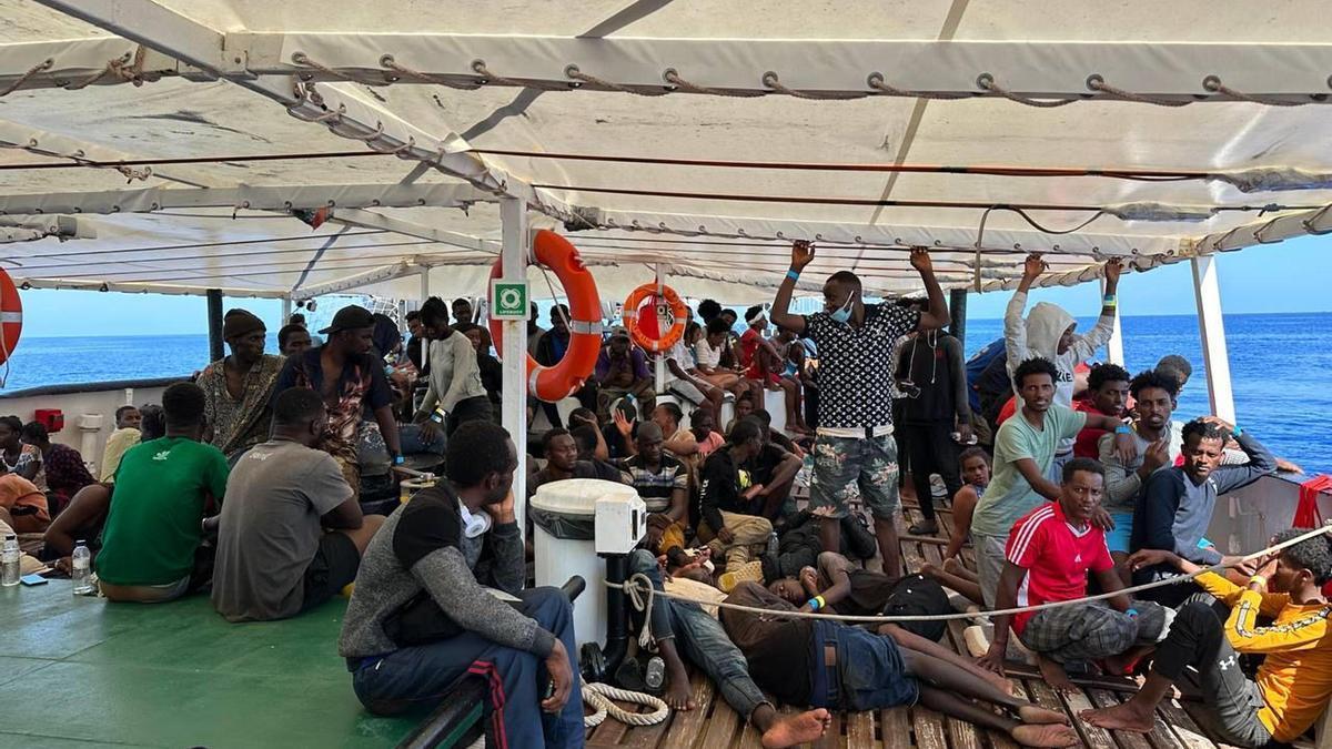 Más de 2.000 migrantes llegan Lampedusa y la ONG Open Arms rescata a casi 1.000 en el mar