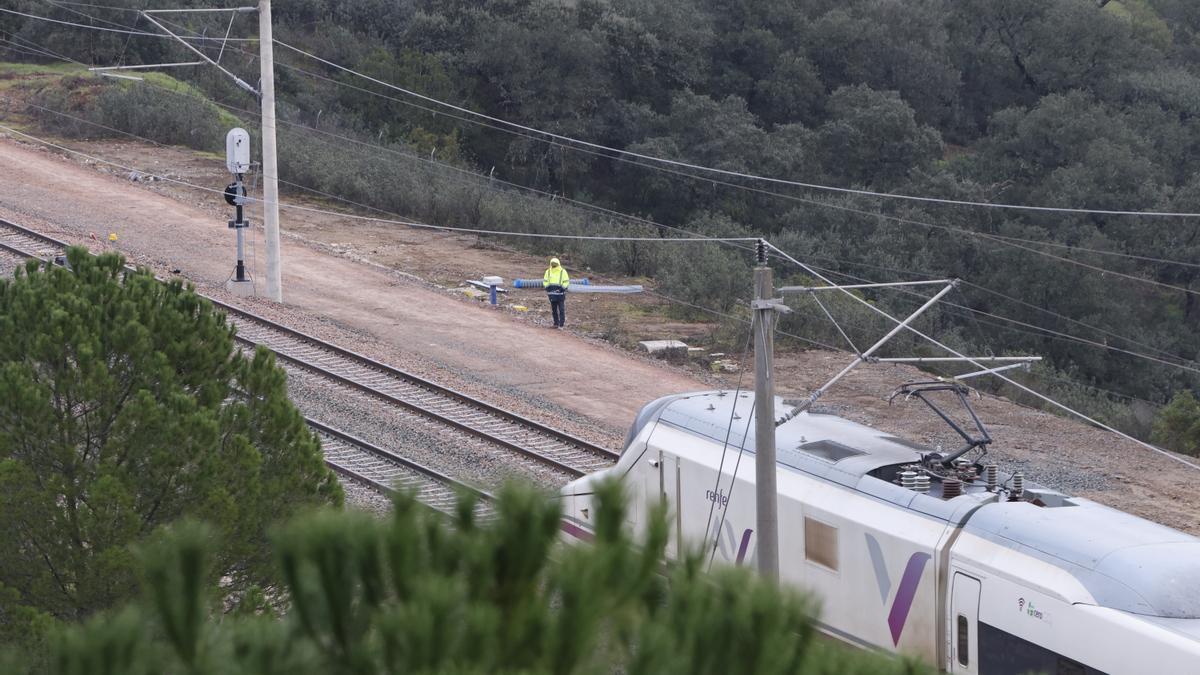 Imagen de un tren AVE a su paso por el tramo de vía, completamente restaurado, donde ocurrió el trágico accidente del pasado 18 de enero en Adamuz (Córdoba).