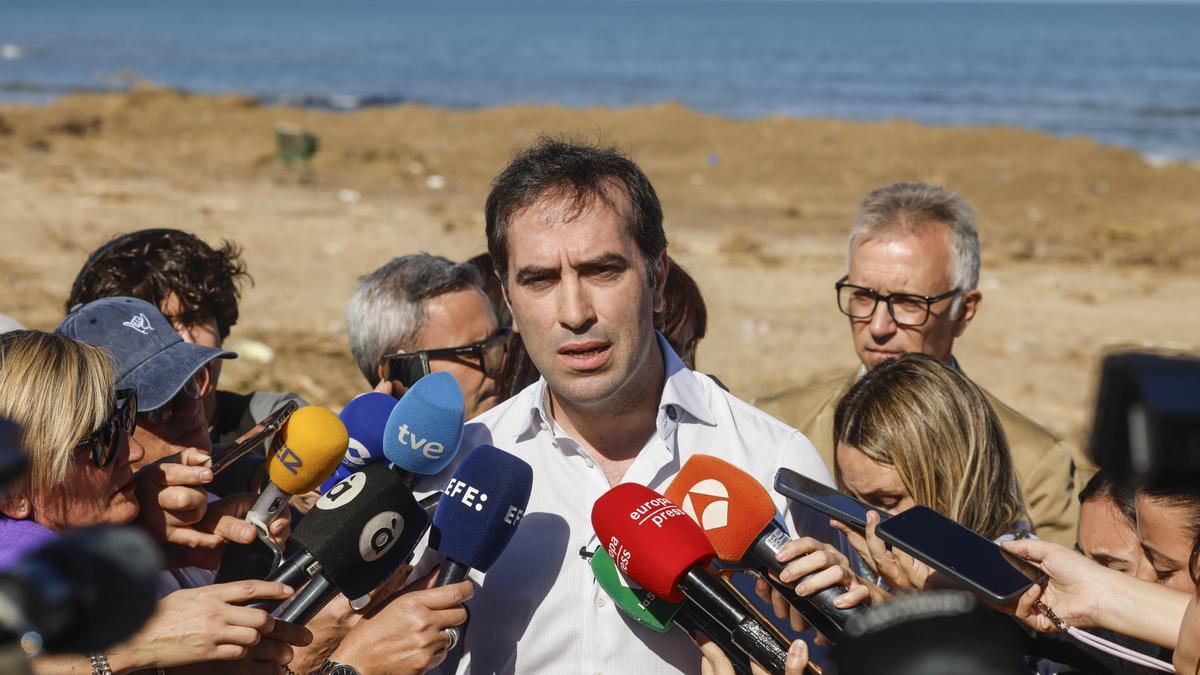 El vicepresidente y ministro de Economía, Comercio y Empresa, Carlos Cuerpo, atiende a los medios durante una visita al camping Kiko Park.