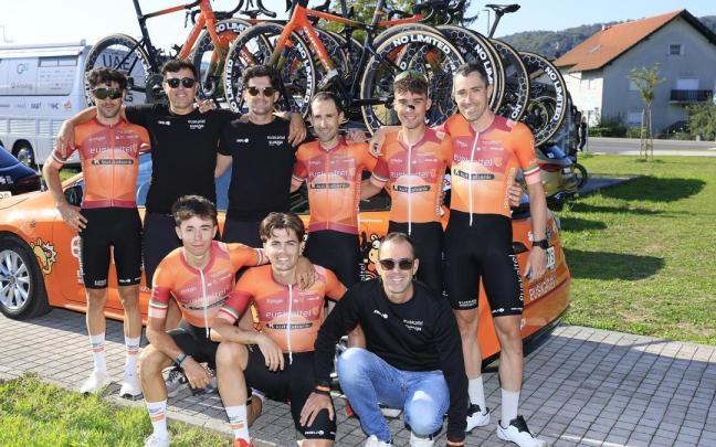 El Euskaltel-Euskadi posa en la CRO Race.