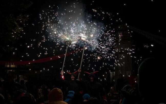 Lekittoko Deabruak pondrá el broche final a la feria medieval con su espectáculo de fuego.