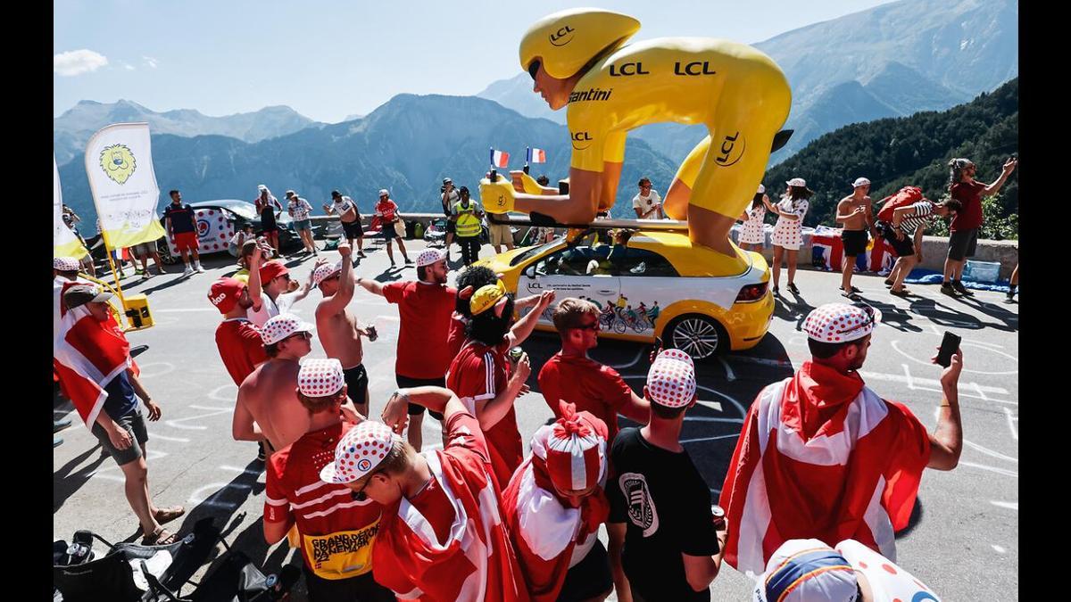 La espectacular caravana publicitaria del Tour.