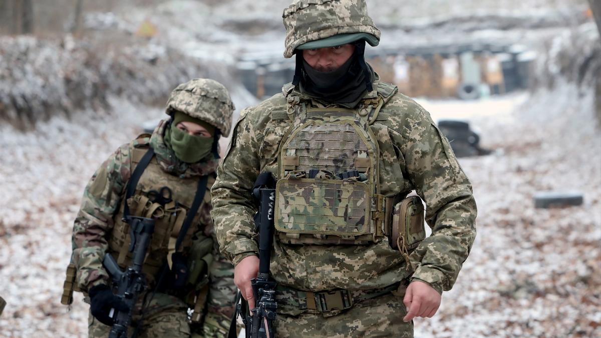 Soldados ucranianos realizan maniobras militares al norte de Kiev.