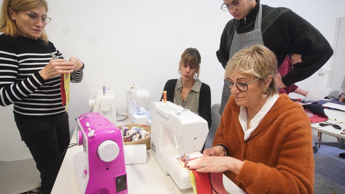 Montones de neoprenos rotos recobran una segunda vida de sus manos.