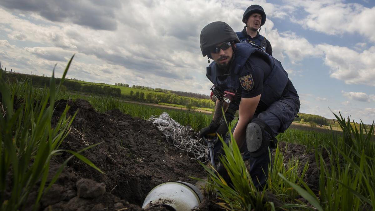 Retirada de fragmentos de una bomba de racimo en Járkov.