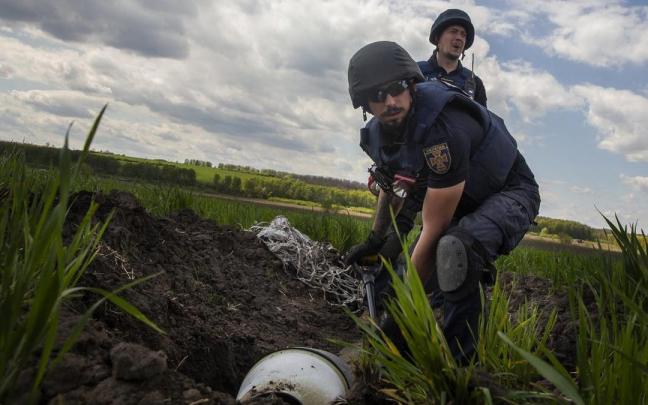 Retirada de fragmentos de una bomba de racimo en Járkov.