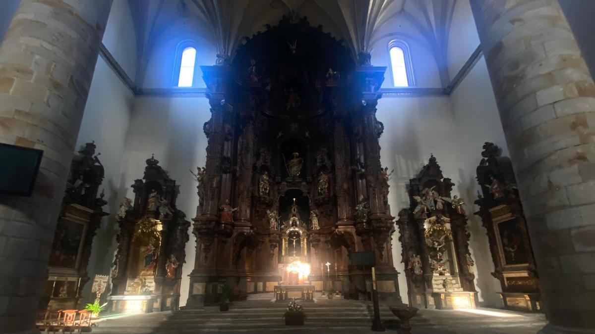 La luz solar penetra por tres ventanas de la iglesia de Santa Marina proyectándose en los tres altares, en una imagen tomada este 15 de julio.
