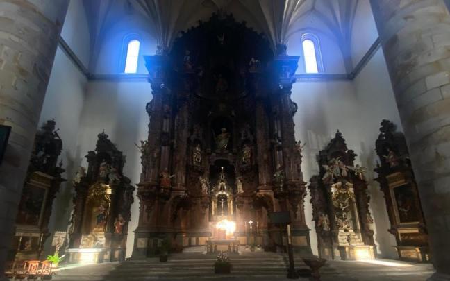 La luz solar penetra por tres ventanas de la iglesia de Santa Marina proyectándose en los tres altares, en una imagen tomada este 15 de julio. / Lanbroa. La luz solar penetra por tres ventanas de la iglesia de Santa Marina proyectándose en los tres altares, en una imagen tomada este 15 de julio.