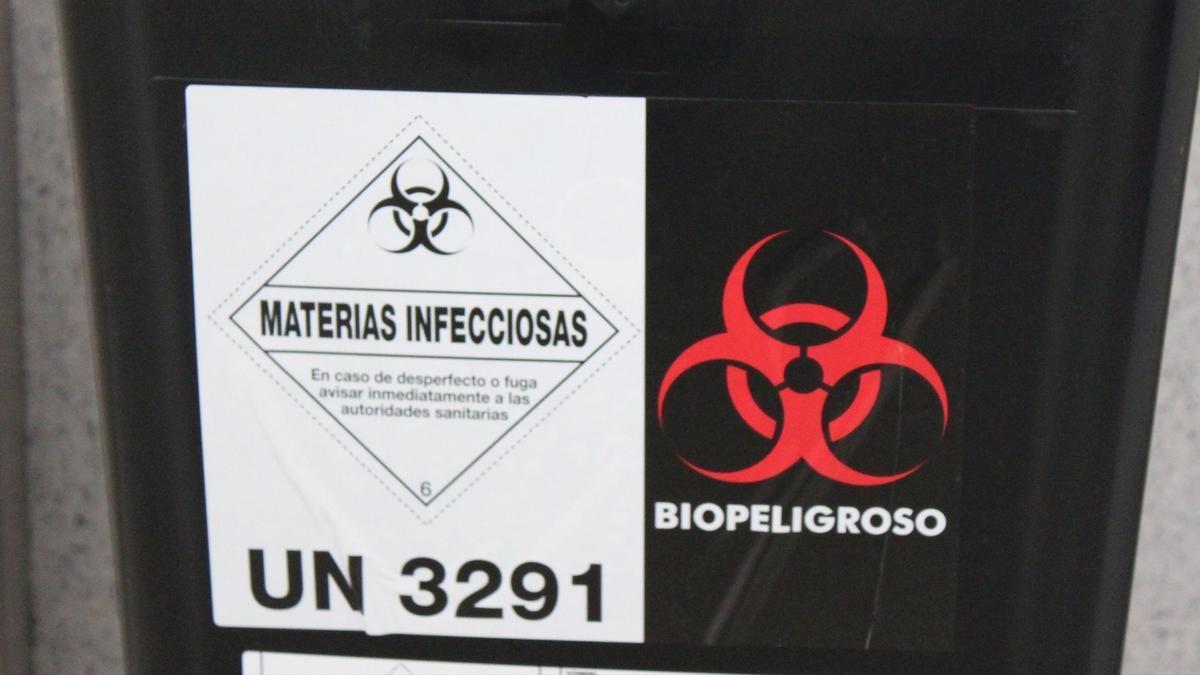 Un cartel que alerta de biopeligro por materiales infecciosos.