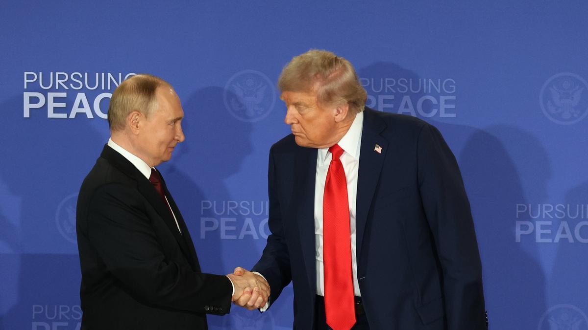 Vladimir Putin y Donald Trump se saludan al finalizar una declaración conjunta tras su encuentro en Anchorage.